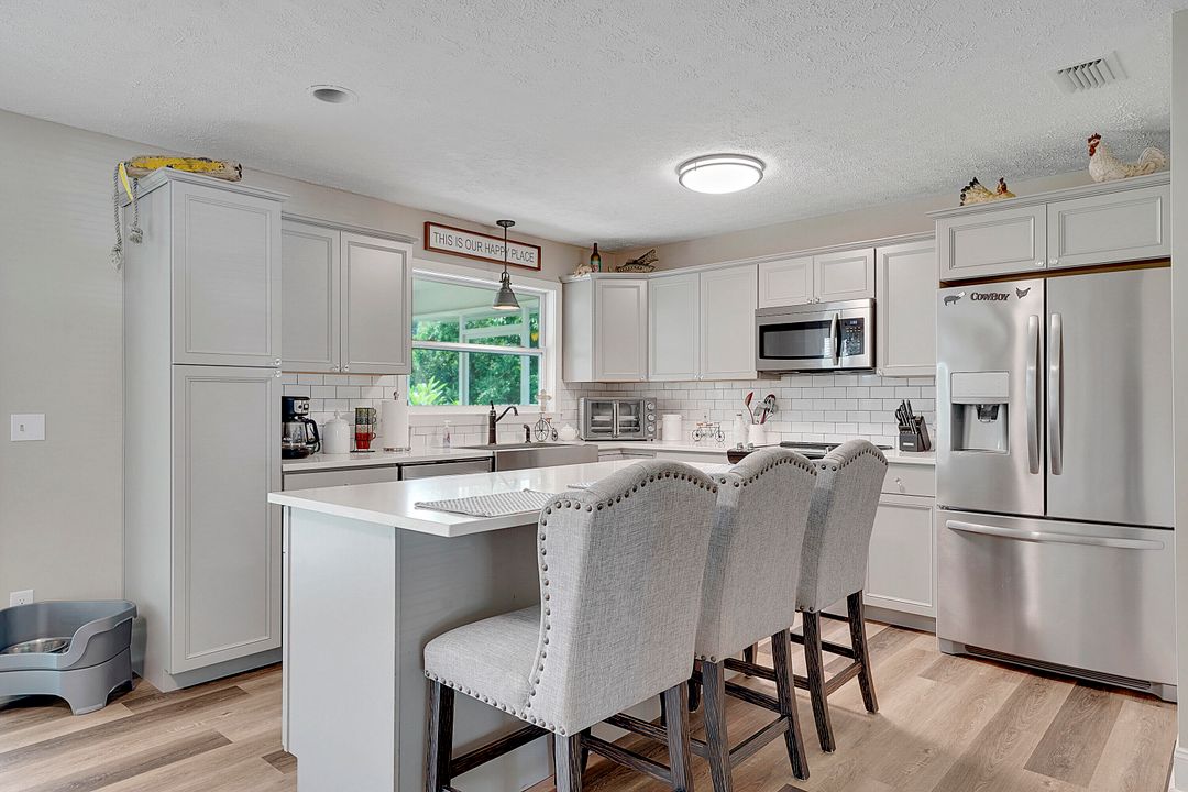 Под контрактом: $375,000 (2 спален, 2 ванн, 1067 Квадратных фут)