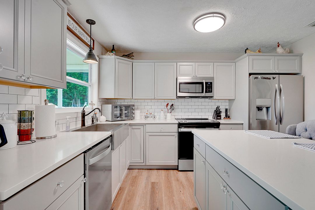 Под контрактом: $375,000 (2 спален, 2 ванн, 1067 Квадратных фут)