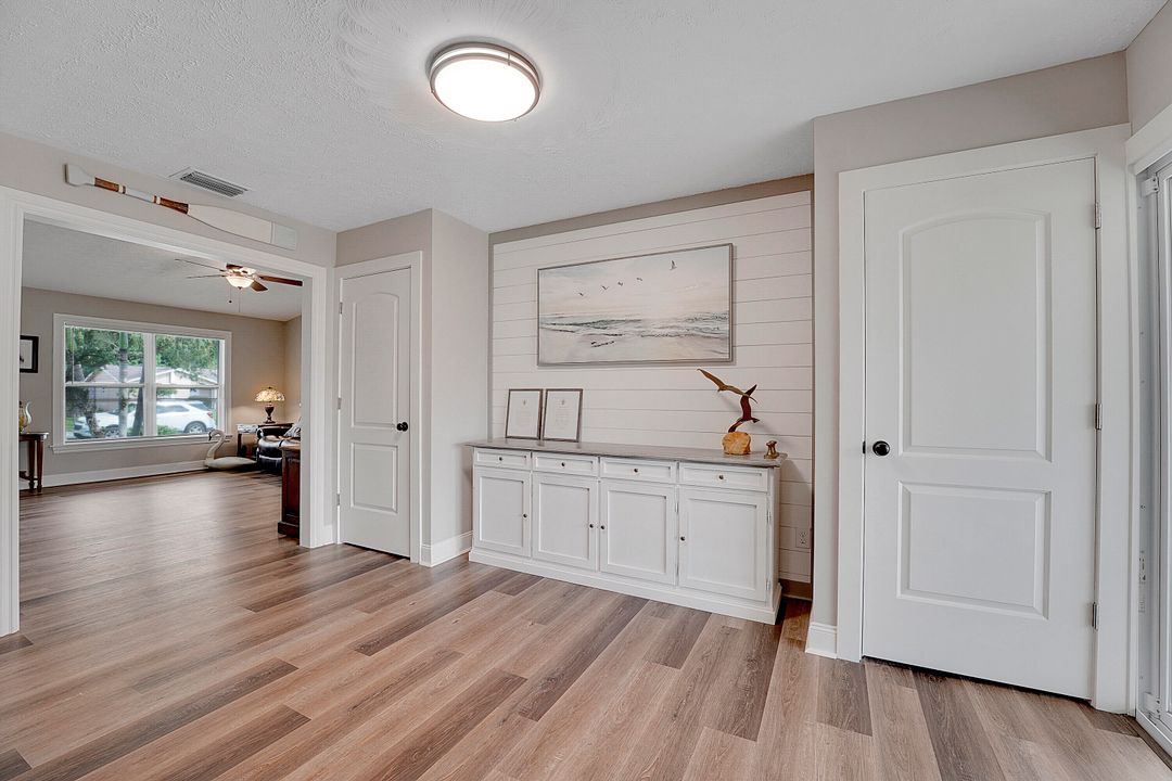 Под контрактом: $375,000 (2 спален, 2 ванн, 1067 Квадратных фут)