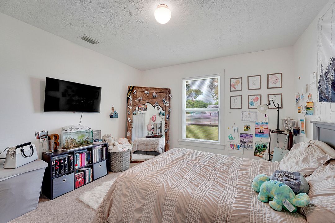 Под контрактом: $375,000 (2 спален, 2 ванн, 1067 Квадратных фут)