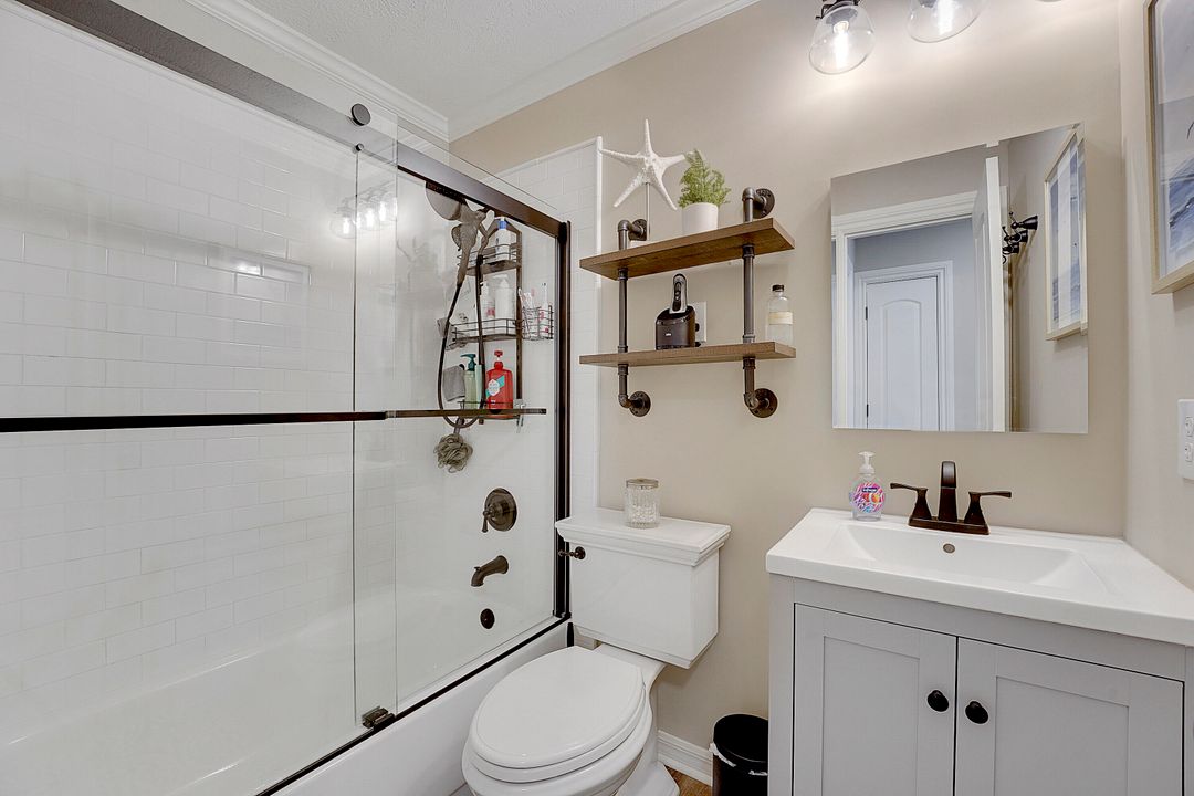 Под контрактом: $375,000 (2 спален, 2 ванн, 1067 Квадратных фут)