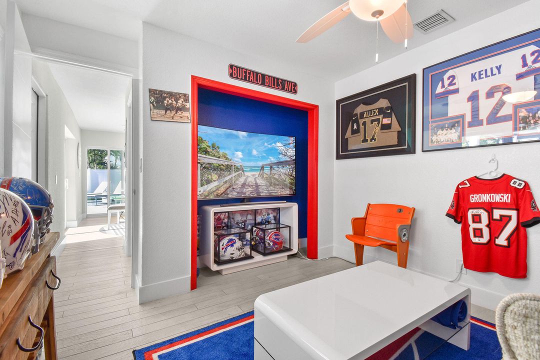 For Sale: $949,000 (4 beds, 3 baths, 1963 Square Feet)