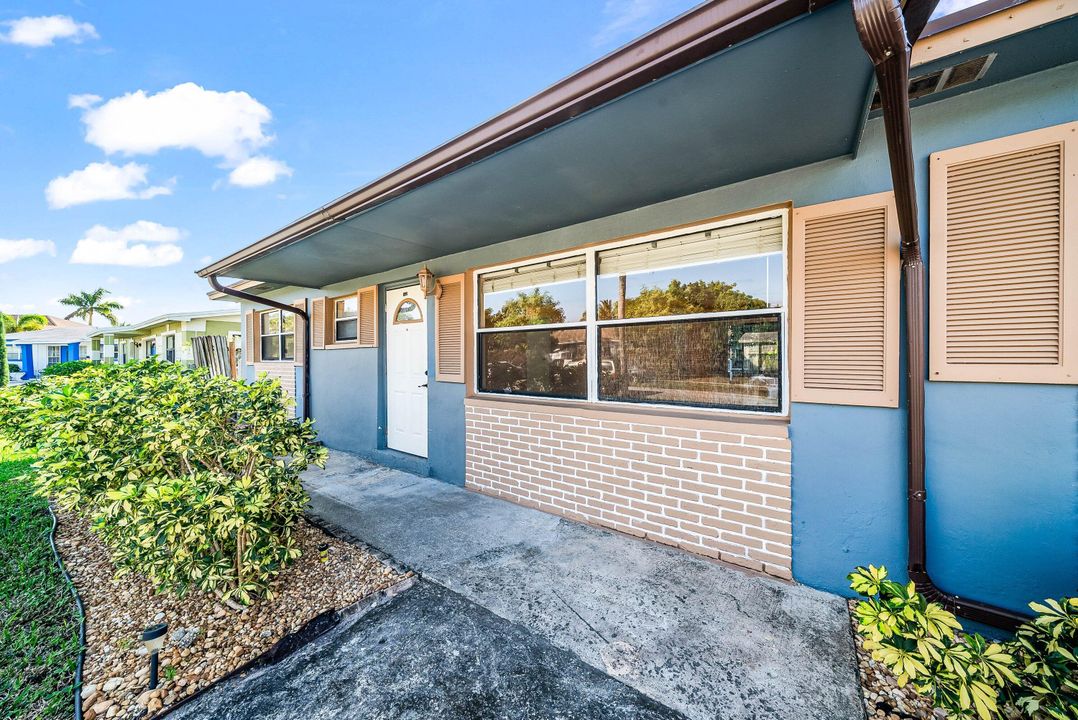 For Sale: $350,000 (4 beds, 2 baths, 1080 Square Feet)