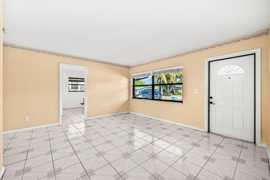 For Sale: $350,000 (4 beds, 2 baths, 1080 Square Feet)
