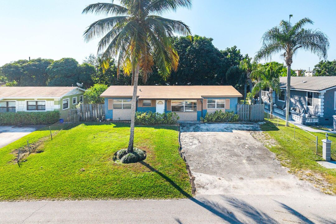 For Sale: $350,000 (4 beds, 2 baths, 1080 Square Feet)
