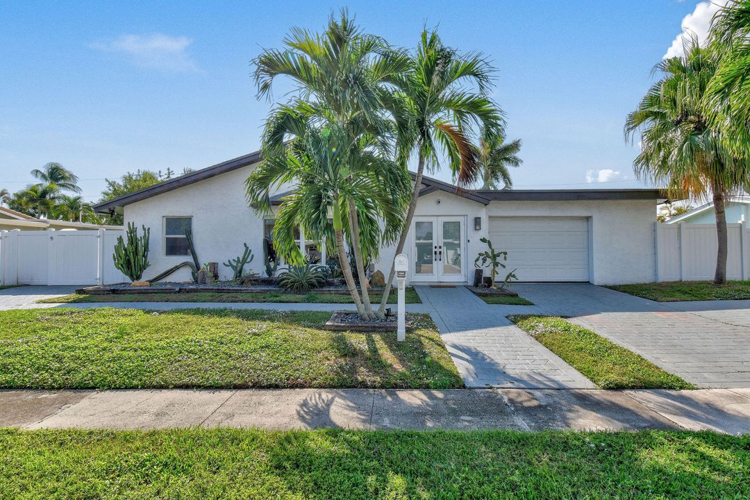 For Sale: $949,000 (4 beds, 3 baths, 1963 Square Feet)