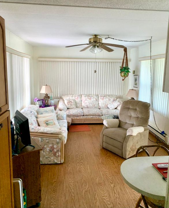 待售: $174,000 (2 贝兹, 1 浴室, 552 平方英尺)