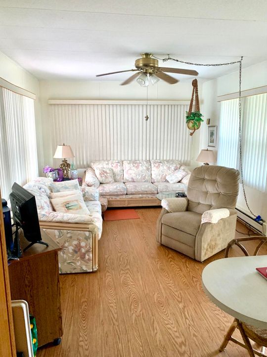 待售: $174,000 (2 贝兹, 1 浴室, 552 平方英尺)