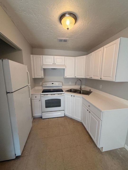 For Rent: $1,450 (2 beds, 1 baths, 700 Square Feet)