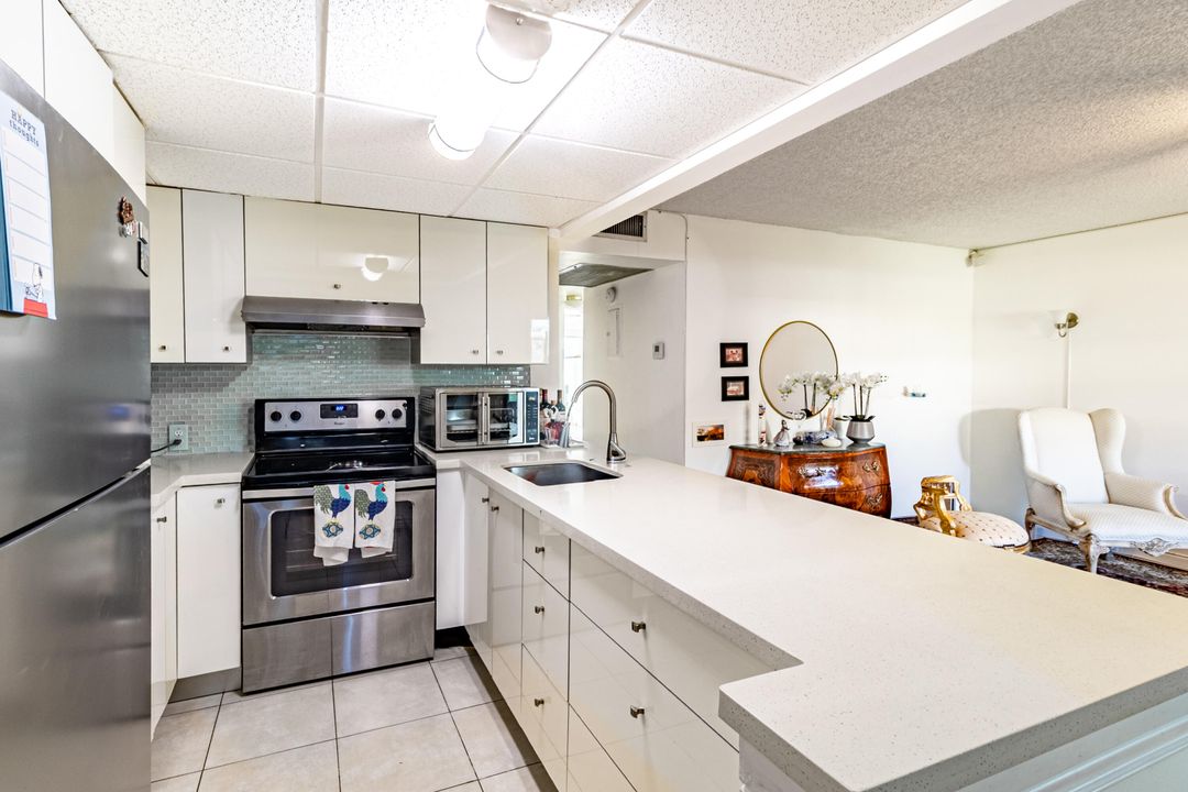 For Sale: $148,000 (2 beds, 1 baths, 835 Square Feet)