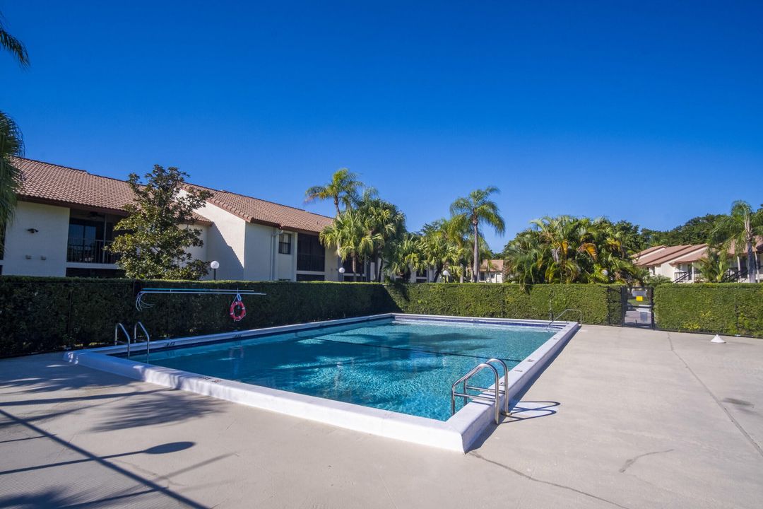 For Sale: $225,000 (2 beds, 2 baths, 958 Square Feet)