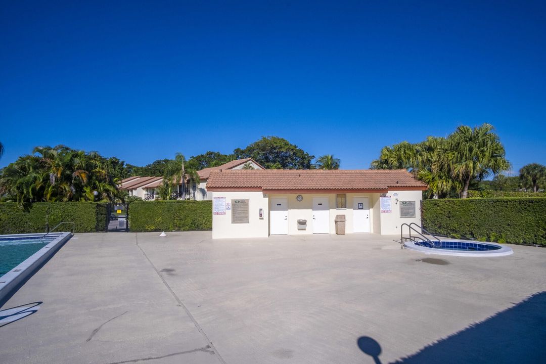 For Sale: $225,000 (2 beds, 2 baths, 958 Square Feet)