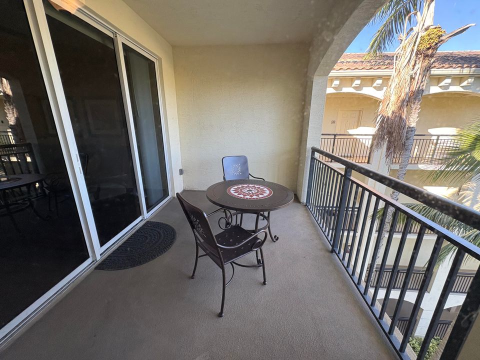 For Rent: $2,400 (2 beds, 2 baths, 1048 Square Feet)