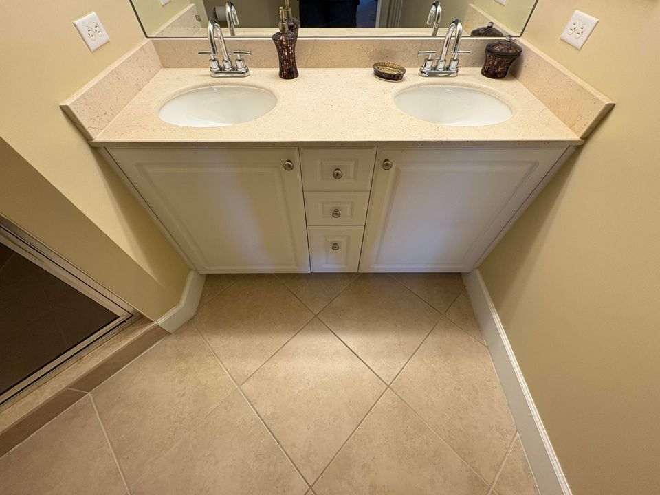 For Rent: $2,400 (2 beds, 2 baths, 1048 Square Feet)