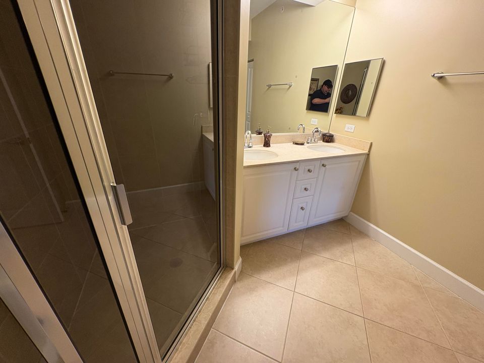 For Rent: $2,400 (2 beds, 2 baths, 1048 Square Feet)