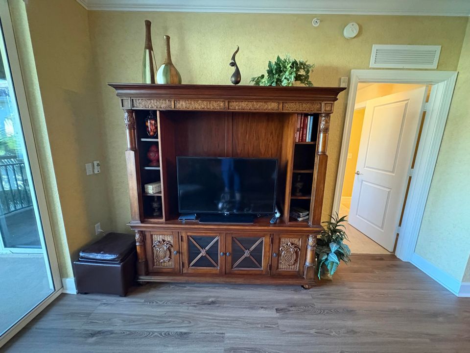 For Rent: $2,400 (2 beds, 2 baths, 1048 Square Feet)