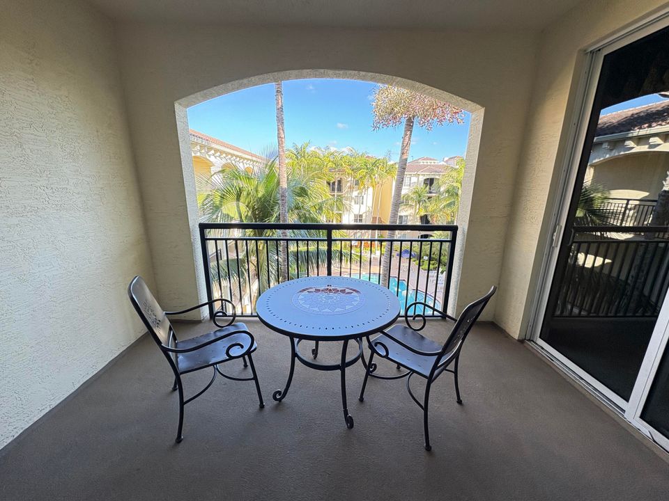 For Rent: $2,400 (2 beds, 2 baths, 1048 Square Feet)