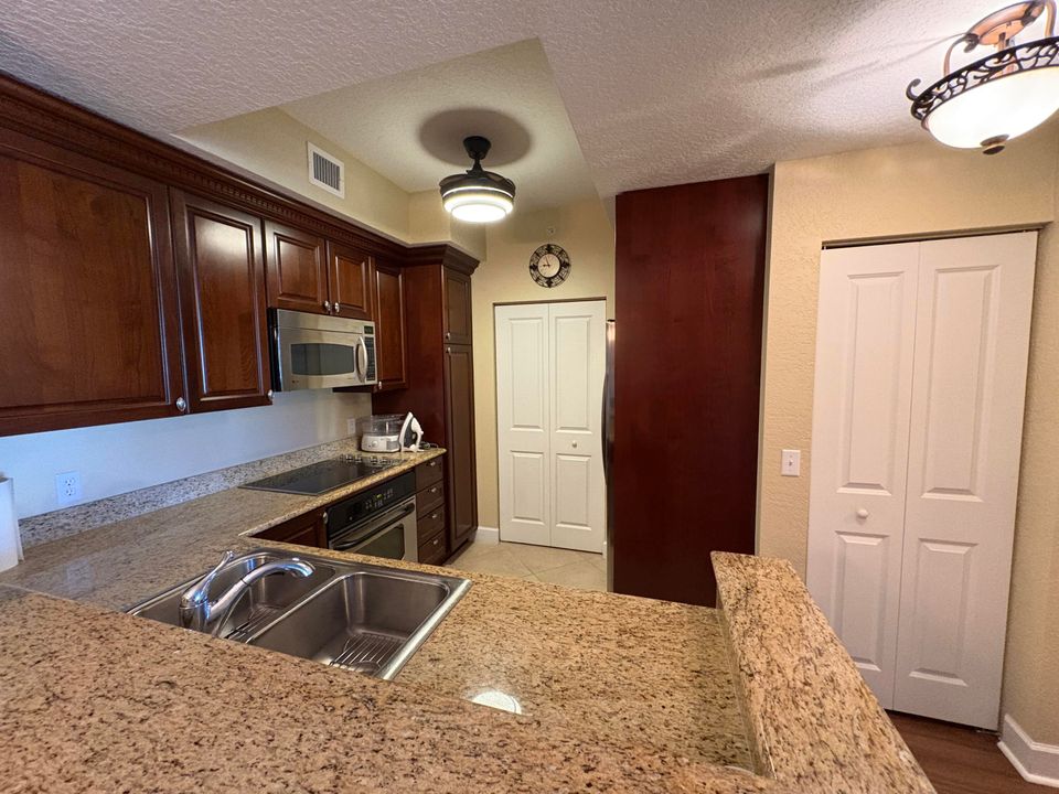 For Rent: $2,400 (2 beds, 2 baths, 1048 Square Feet)
