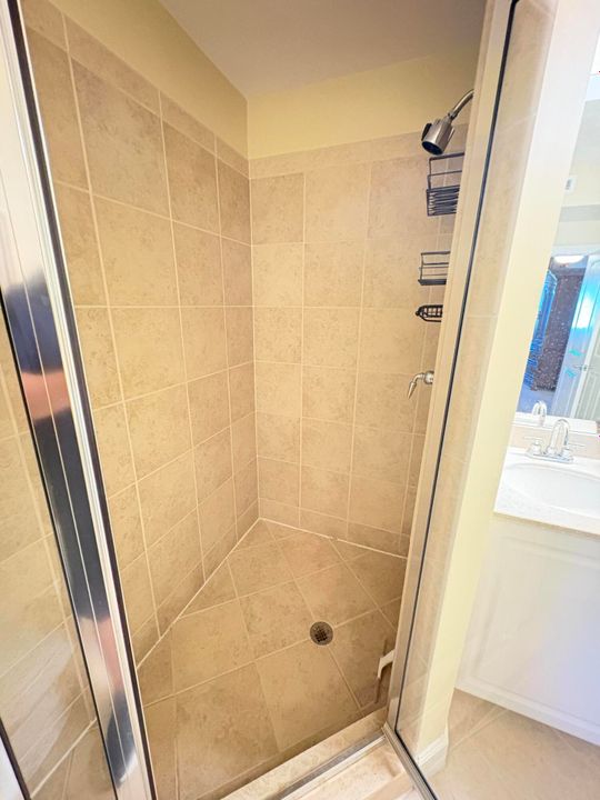 For Rent: $2,400 (2 beds, 2 baths, 1048 Square Feet)