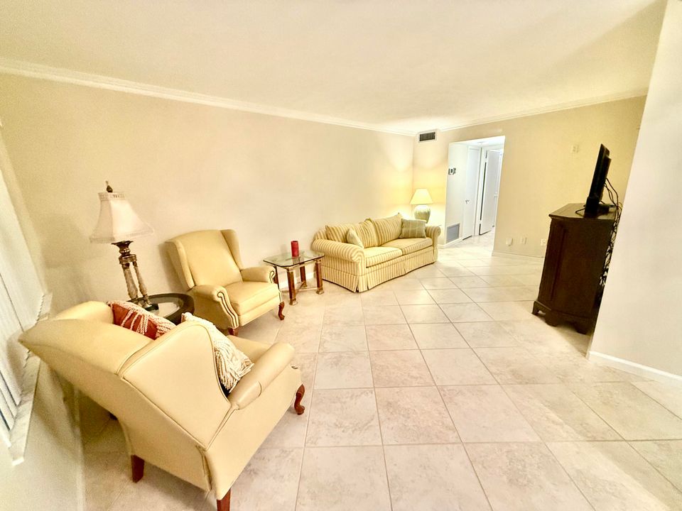 For Sale: $140,000 (1 beds, 1 baths, 750 Square Feet)