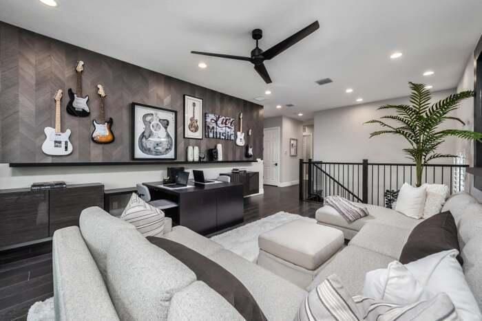 出租: $25,000 (5 贝兹, 5 浴室, 3956 平方英尺)