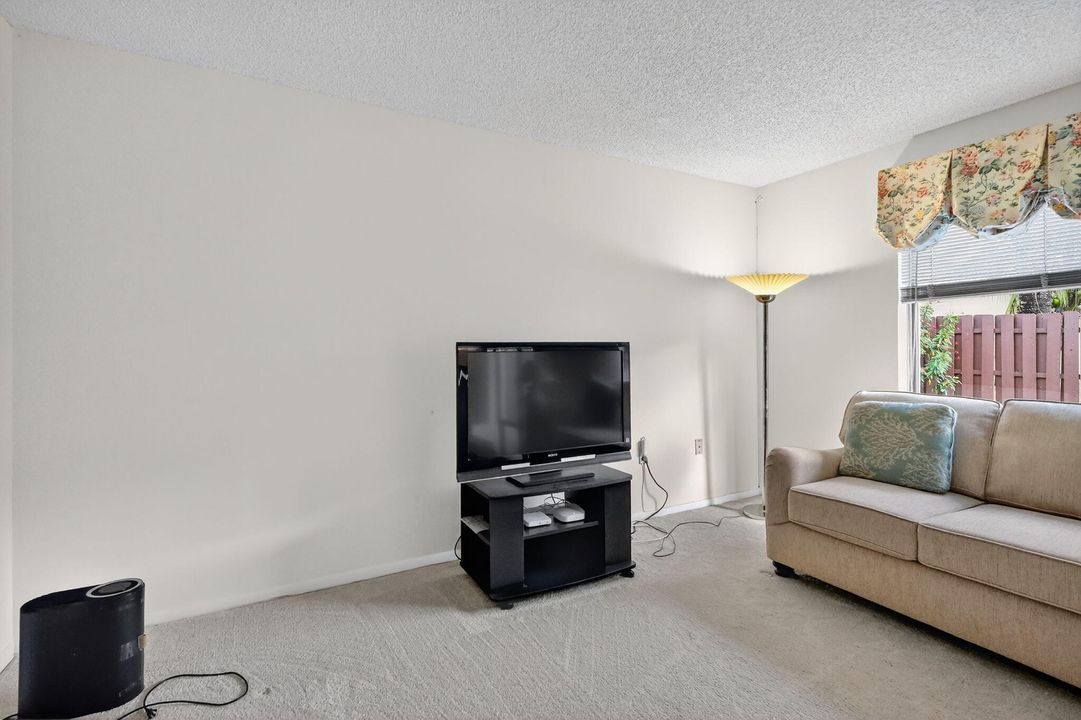 待售: $689,900 (4 贝兹, 2 浴室, 2495 平方英尺)