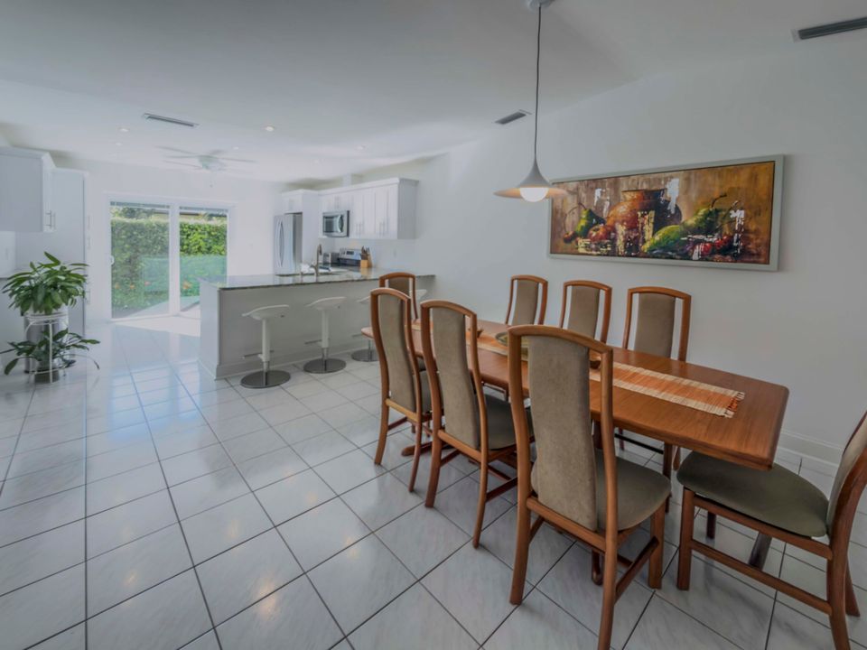 Active With Contract: $368,000 (3 beds, 2 baths, 1393 Square Feet)