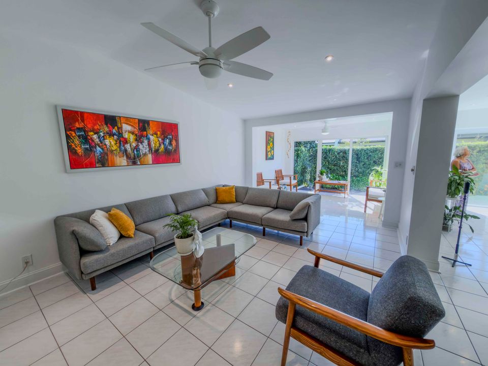 Active With Contract: $368,000 (3 beds, 2 baths, 1393 Square Feet)