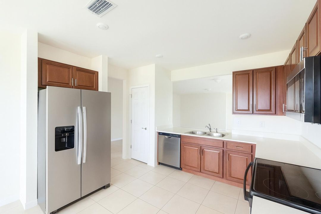 На продажу: $329,999 (3 спален, 2 ванн, 1747 Квадратных фут)