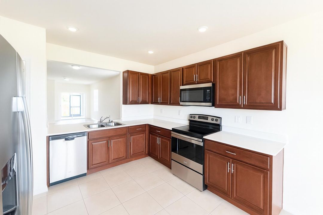 На продажу: $329,999 (3 спален, 2 ванн, 1747 Квадратных фут)