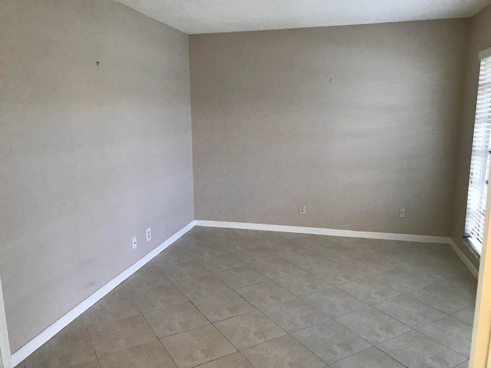 For Sale: $167,900 (2 beds, 1 baths, 982 Square Feet)