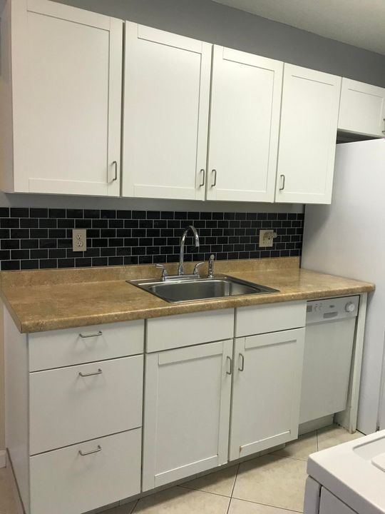 For Sale: $167,900 (2 beds, 1 baths, 982 Square Feet)