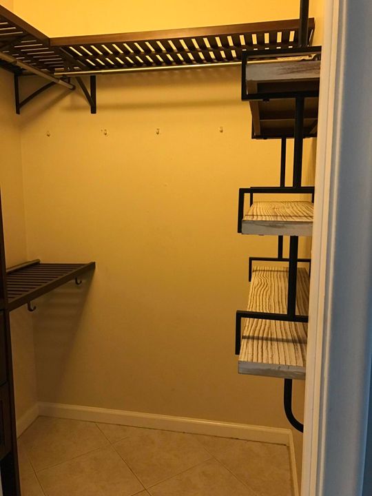 For Sale: $167,900 (2 beds, 1 baths, 982 Square Feet)