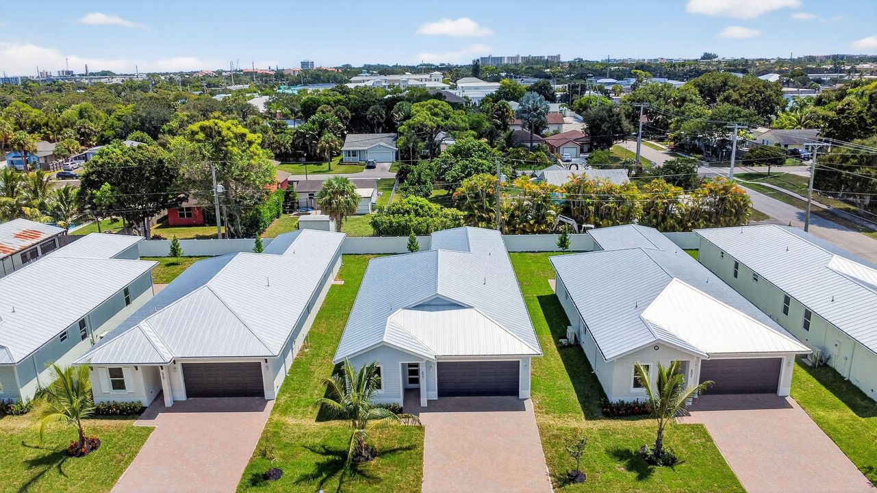 Active With Contract: $799,000 (4 beds, 3 baths, 2161 Square Feet)