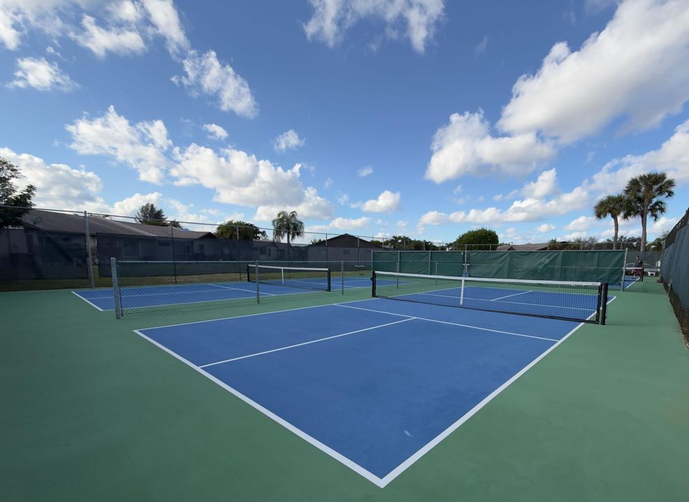 Active With Contract: $368,000 (3 beds, 2 baths, 1393 Square Feet)