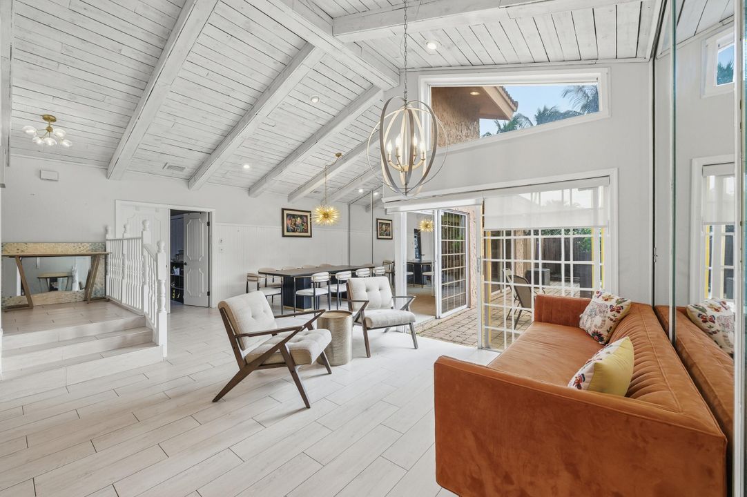 En Venta: $865,000 (3 camas, 2 baños, 1946 Pies cuadrados)