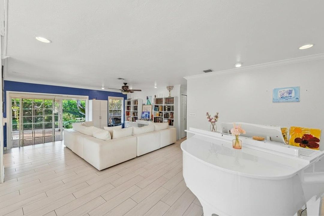 En Venta: $865,000 (3 camas, 2 baños, 1946 Pies cuadrados)