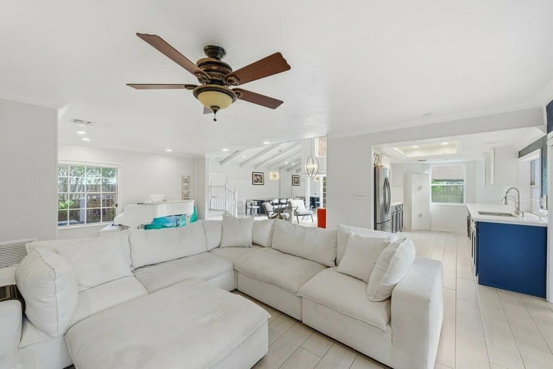 En Venta: $865,000 (3 camas, 2 baños, 1946 Pies cuadrados)