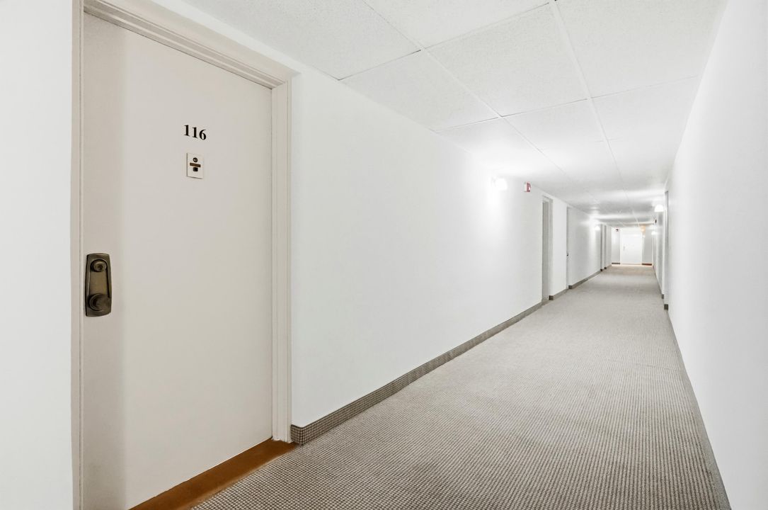 For Sale: $198,700 (1 beds, 1 baths, 658 Square Feet)