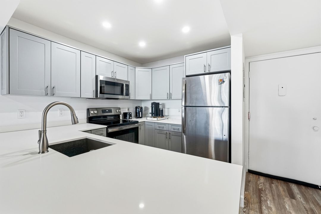 For Sale: $198,700 (1 beds, 1 baths, 658 Square Feet)