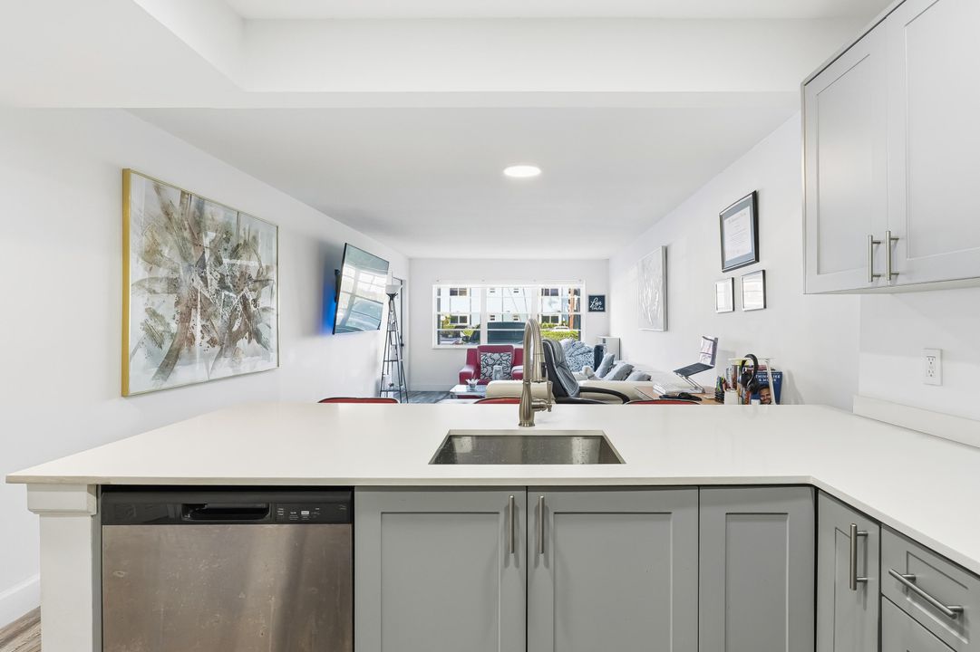 For Sale: $198,700 (1 beds, 1 baths, 658 Square Feet)