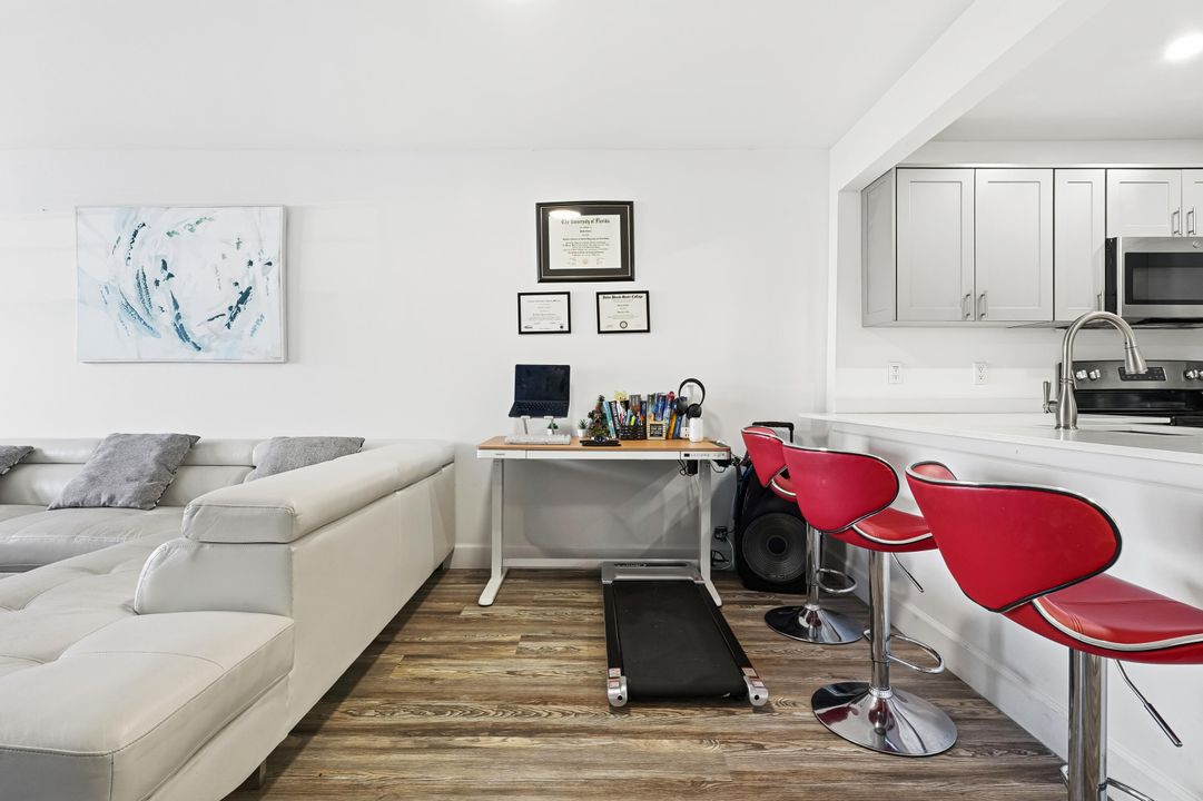 For Sale: $198,700 (1 beds, 1 baths, 658 Square Feet)