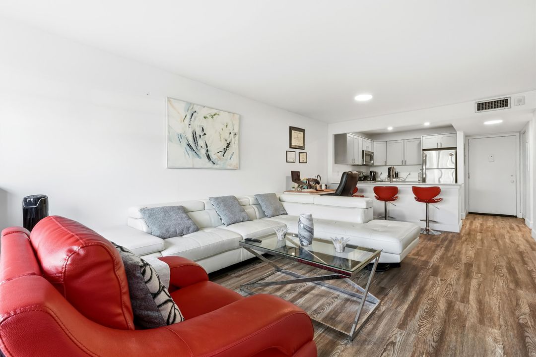 For Sale: $198,700 (1 beds, 1 baths, 658 Square Feet)