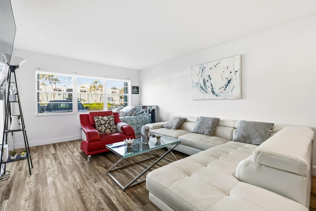 For Sale: $198,700 (1 beds, 1 baths, 658 Square Feet)