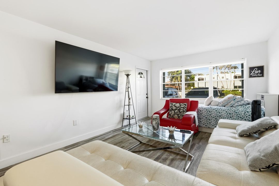 For Sale: $198,700 (1 beds, 1 baths, 658 Square Feet)