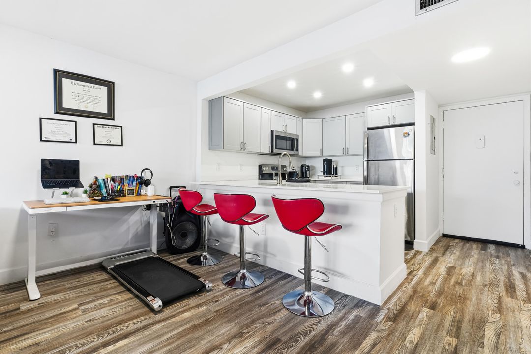 For Sale: $198,700 (1 beds, 1 baths, 658 Square Feet)