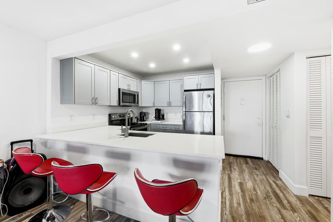 For Sale: $198,700 (1 beds, 1 baths, 658 Square Feet)