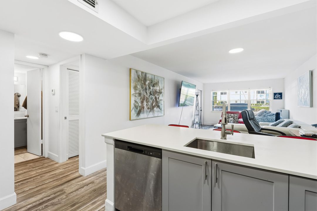 For Sale: $198,700 (1 beds, 1 baths, 658 Square Feet)