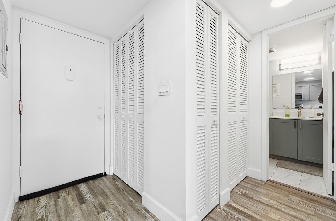 For Sale: $198,700 (1 beds, 1 baths, 658 Square Feet)