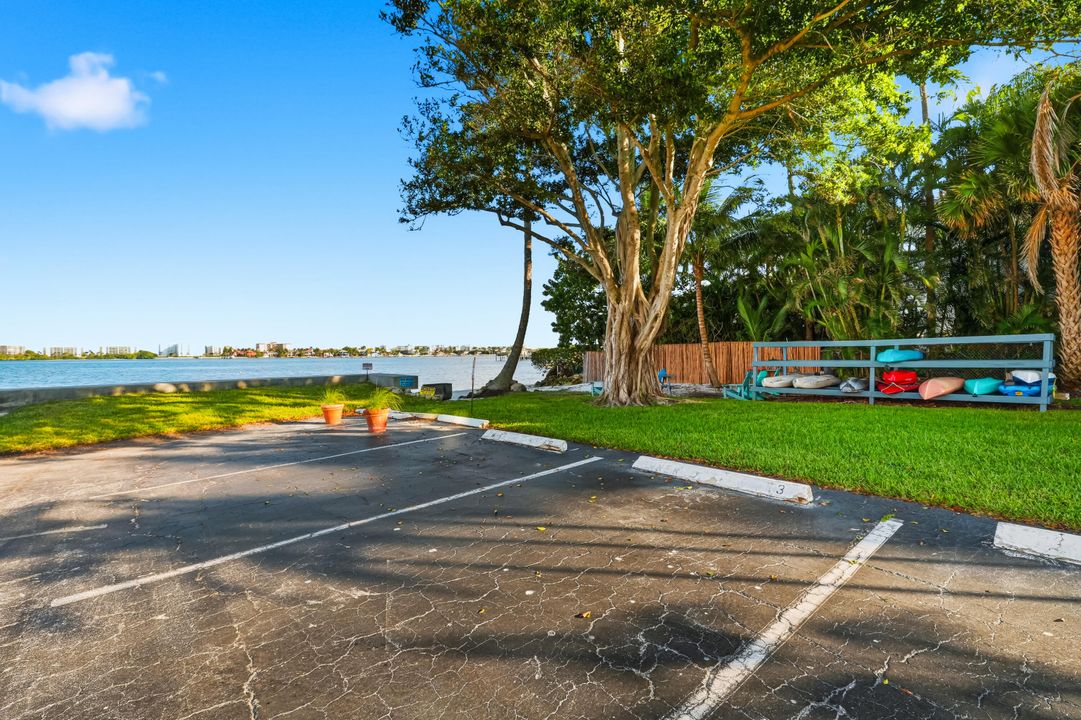 For Sale: $198,700 (1 beds, 1 baths, 658 Square Feet)